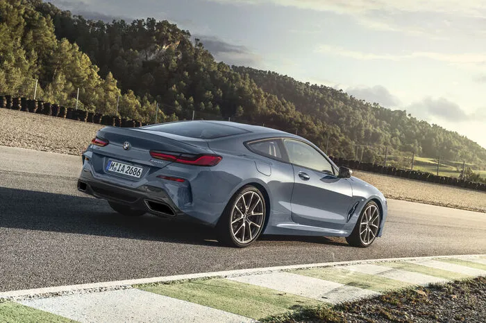 Zeitgleich geht zur Markteinführung im November 2018 auch das 840d xDrive Coupé mit Reihensechszylinder-Diesel mit 320 PS an den Start. Das maximale Drehmoment des 3-Liters von 680 Newtonmetern steht schon bei 1750 Umdrehungen bereit.