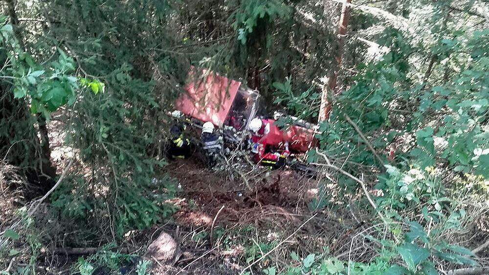 Der Fahrer stürzte mitsamt seines Traktors 15 Meter tief ab