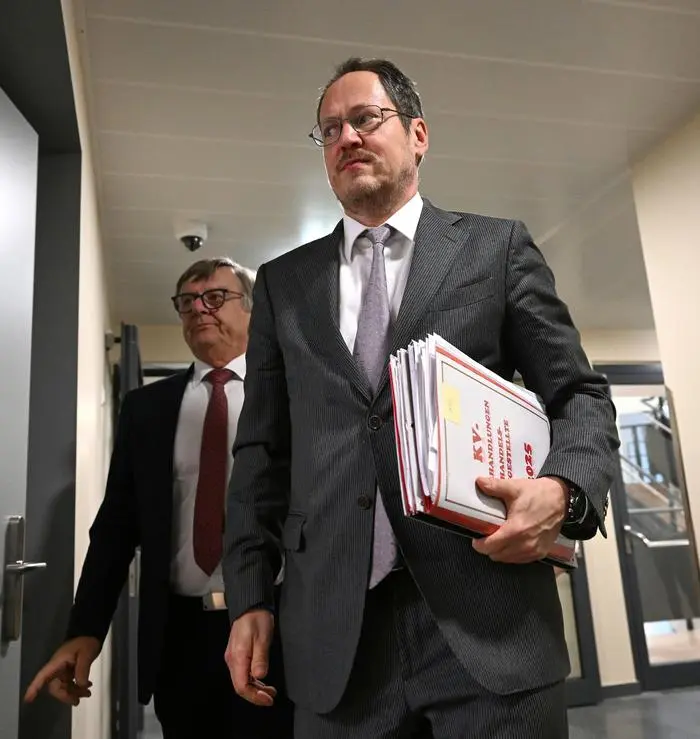 ABD0097_20241203 - WIEN - ÖSTERREICH: Der Obmann der Bundessparte Handel Rainer Trefelik am Dienstag, 3. Dezember 2024, anl. der KV-Verhandlungen im Handel in Wien. - FOTO: APA/HELMUT FOHRINGER