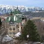 Das verschneite Südbahnhotel mit der Rax im Hintergrund