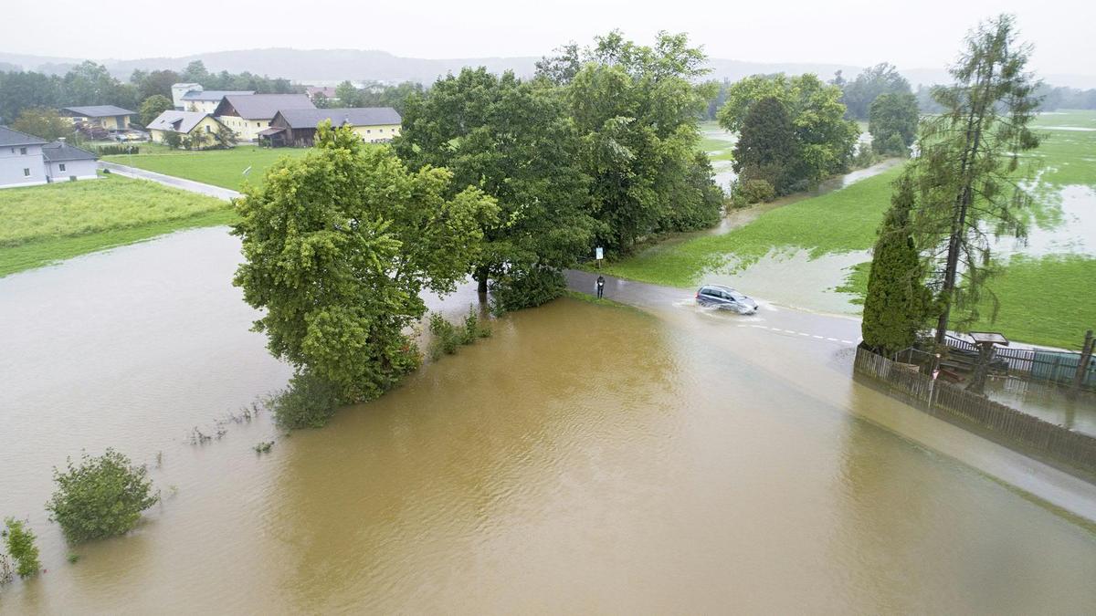 Die Unwetter haben zahlreiche Straßensperren und Verkehrseinschränkungen im Bezirk Braunau mit sich gebracht.