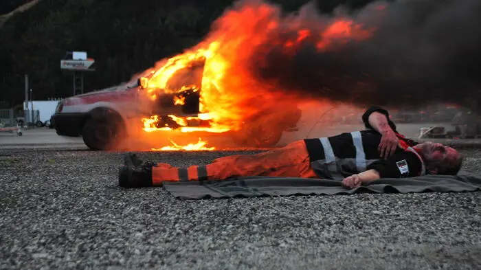 „Bei Schweißarbeiten an einem PKW kommt es zu einer Explosion. Auf Grund dieser Explosion kommt es zu einem Brand im Betriebsgebäude und am PKW auf dem Gelände der Firma Pongratz Trailer Group GmbH, Bundesstraße 34, Traboch.“ So lautete die Übungsannahme für die Feuerwehren des Abschnittes Mautern.