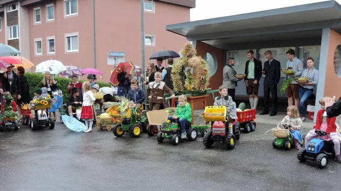 Gemeinsam mit dem Pfarrer Martin Schönberger, Pastoralassistenten Erich Fasswald, der Kraubather Feuerwehr und der Musikkapelle gingen die Besucher des Erntedankfestes am Sonntag vom Dorfplatz zur Pfarrkirche zum Erntedankgottesdienst.