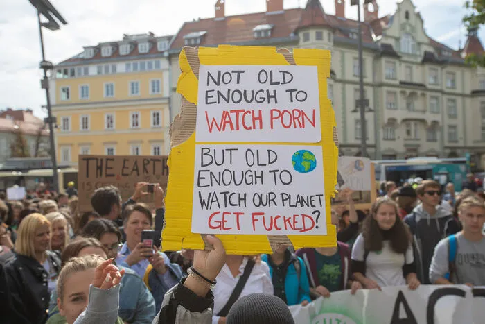 Sie marschiert gemeinsam mit 800 Jugendlichen durch die Stadt.