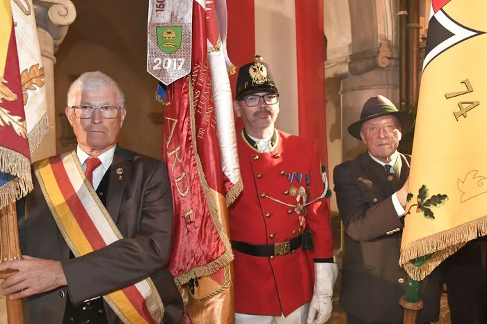 Die Traditionsverbände mit ihren Fahnen.