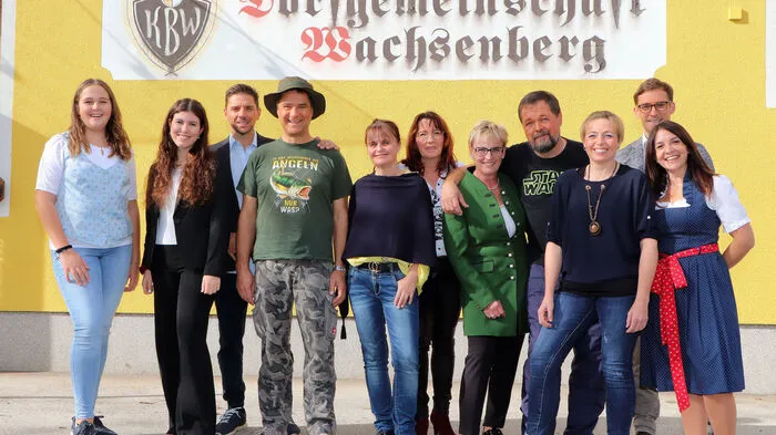 Die Theatergruppe St. Ulrich vor dem Dorfgemeinschaftshaus von Links: Elena Glanzer (Neuzugang), Lisa Katzenberger (Bestatterin), Jürgen Nindler (Notar), Thorsten Stach (Kumpel), Sabine Stadtschreiber (Alex's Mutter), Maria Skok (Freundin), Andrea Wutte (Spielleitung), Alfred Glanzer (Ehemann), Melanie Pernig (Ehefrau), Rainer Schmid (Hausarzt) und Petra Hatzel (Obfrau).Für das Schminken der DarstellerInnen waren Helga Sonvilla und Brigitte Frieht zuständig.    