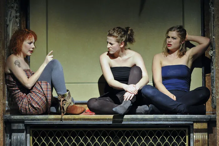 Stefanie Dvorak als "Mia", Jana Horst als "Lore" und Liliane Amuat "Bettie" während der Fotoprobe von "demut vor deinen taten baby" im Vestibül im Burgtheater in Wien