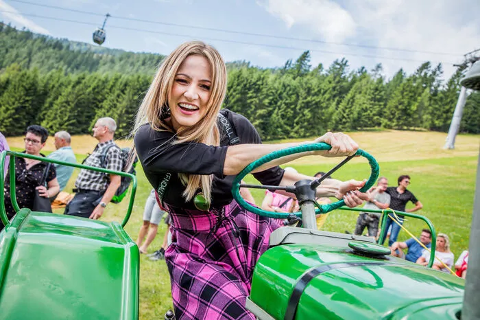 Ihr Album "Kunterbunt" erreichte 2017 in Österreich Goldstatus. "Wirbelwind" und "LederHosenRock" bekamen 2019. bzw. 2020 sogar Platin. Ihr größter Hit "I steh auf Bergbauernbuam" ist nicht nur Schlagerfans ein Begriff