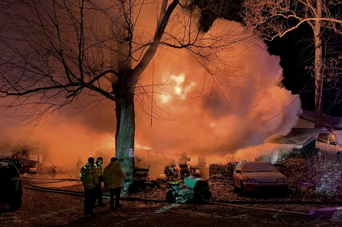 Das Feuer sei am Mittwochfrüh ausgebrochen und habe in kürzester Zeit das gesamte zweistöckige Gebäude erfasst. Beim Eintreffen der Feuerwehr sei bereits das Dach eingestürzt.