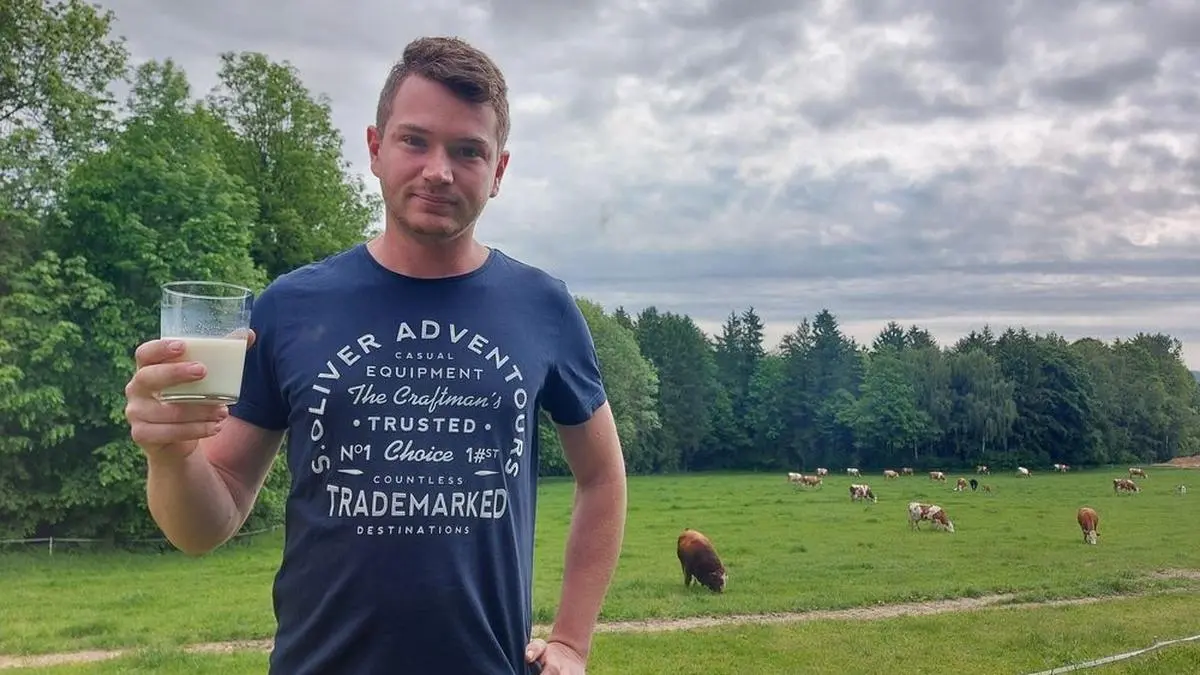 Ob halb leer oder halb voll: Milchbauer Maximilian Kopper sieht Handlungsbedarf, was die Milch angeht
