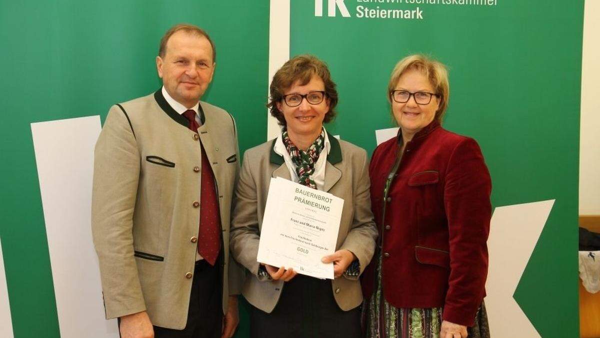 Kammerdirektor Werner Brugner, Maria Nigitz, Landesbäuerin Auguste Maier (von links)