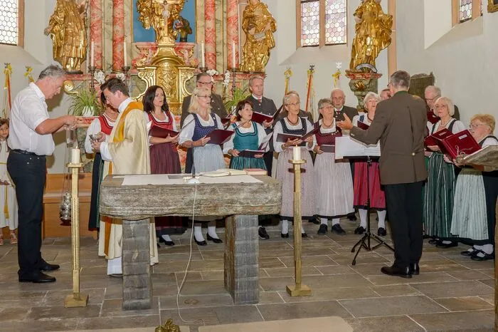 Nach der Heiligen Messe fand der „Umgang“ mit Beteiligung der örtlichen Vereine und der überaus zahlreich teilnehmenden Bevölkerung statt.