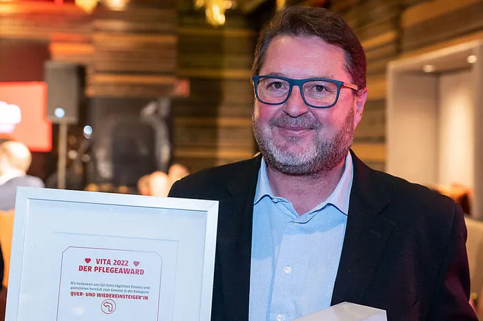 Kategorie Quer- und Wiedereinsteigereinsteiger: Gert Weilharter (52) freut sich über den Award: "Die Pflege wird endlich einmal in ein positives Licht gerückt." Erst kurz vor seinem 50. Geburtstag hat er sich für die Pflege entschieden, davor war er unter anderem bei der Suchtprävention. Jetzt arbeitet er als Pflegeassistent auf der Inneren Medizin und Kardiologie am LKH Graz. "Für mich war es wichtig, etwas Neues und Sinnstiftendes zu machen, das ist jetzt der Fall."