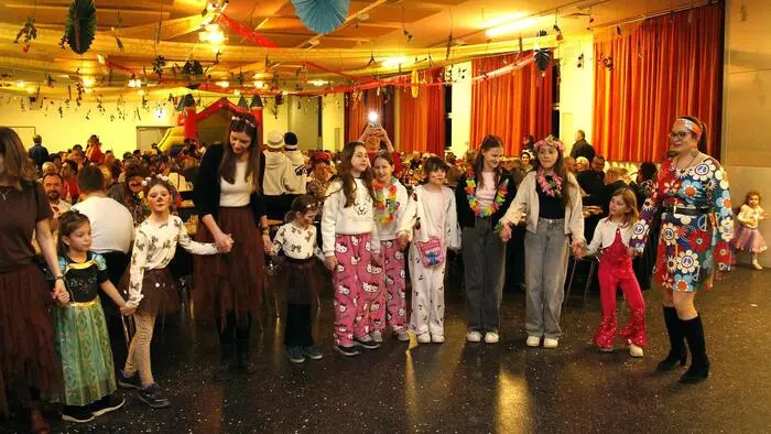 Organisiert von der Freiwilligen Feuerwehr Großsteinbach mit Wehrkommandant Christian Neuherz zählt der Fleischbrettlerball zum närrischen Höhepunkt in der Schachblumengemeinde.