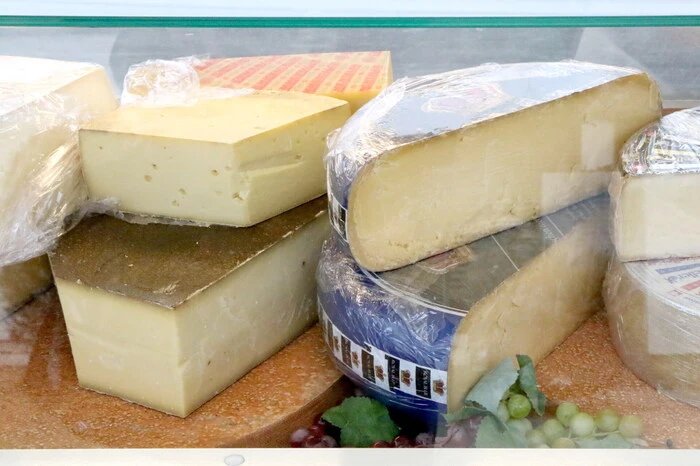 Fest Speck, Salami, Wild, Räucherfisch, Knoblauch, Hanfprodukte, Honig, Apfelsaft sowie Jeanstaschen einkaufen sah man unter anderen „Kärntner Buam“-Musiker Peter Gößnitzer, Landwirt Ferdinand Kernmaier sowie den pensionierten Hochschullehrer Dietmar Klier. 