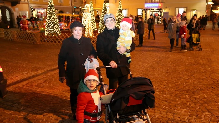 Am Freitagabend öffnete der Weihnachtsmarkt in St. Veit seine Pforten. 