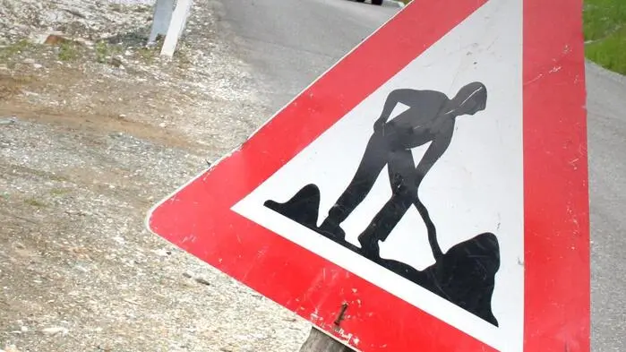 Ein Baustellenschild, im Hintergrund die Straße  | Während der Bauarbeiten wird der Verkehr umgeleitet 