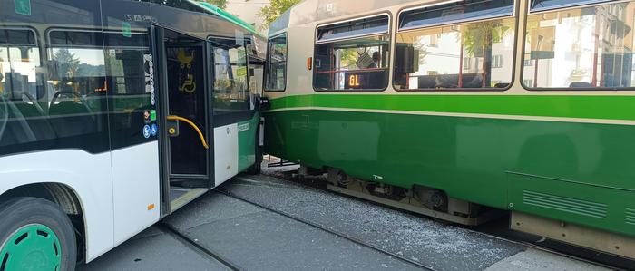 Bei einer Kollision zwischen einer Straßenbahn und einem Linienbus sind in Graz am Montagmorgen mehrere Fahrgäste verletzt worden
