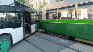 Bei einer Kollision zwischen einer Straßenbahn und einem Linienbus sind in Graz am Montagmorgen mehrere Fahrgäste verletzt worden