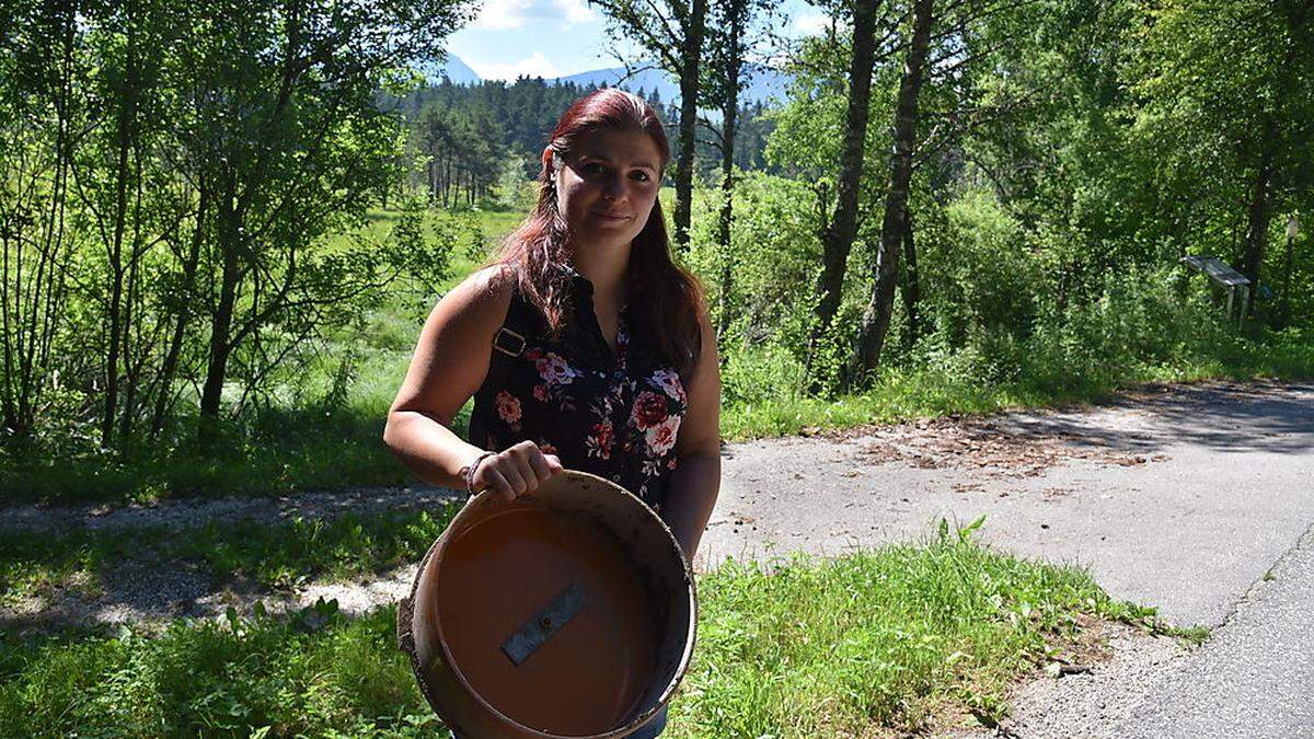 Alenka Piotrowicz mit einem Deckel der Fangeimer für Amphibien neben der Straße bem Höfleiner Moor  