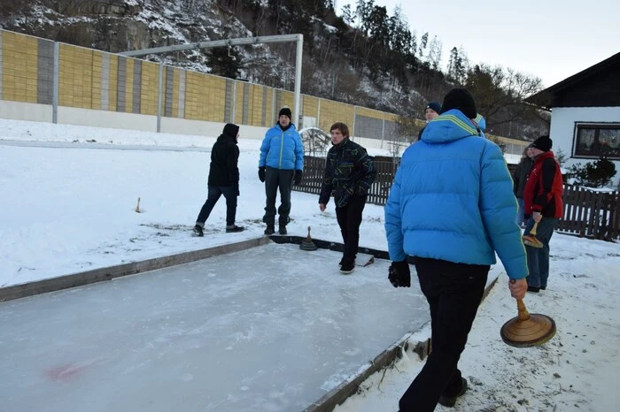 Um sich auf die jeweilige Eisbahn einzuschießen waren manche Teilnehmer bereits eine Stunde vor Beginn der Veranstaltung vor Ort. Trotz Temperaturen im zweistelligen Minusbereich und eisigem Wind war die Stimmung unter den Teilnehmern sehr gut.