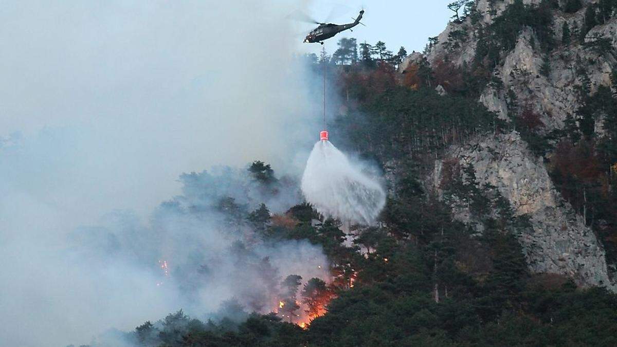 Löscharbeiten beim Waldbrand im Raxgebiet