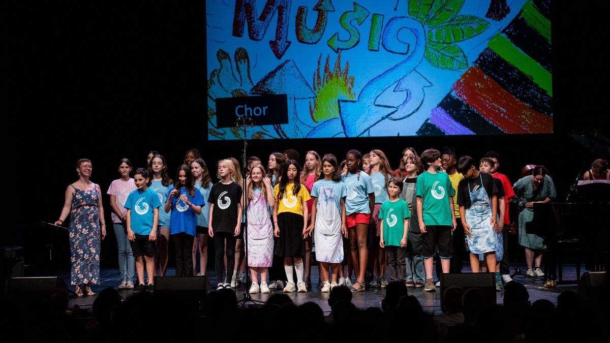 Schülerinnen und Schüler gestalteten das Jubiläum bunt.