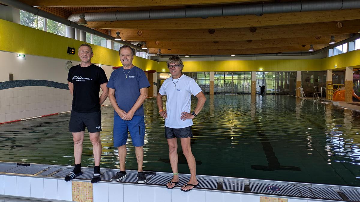 Die drei Bademeister Walter Sarau, Franz Reisinger und Helfried Stradner (v.l.n.r.) sind gerade mit den aufwändigen Revisionsarbeiten im Hallenbad und in der Sauna beschäftigt