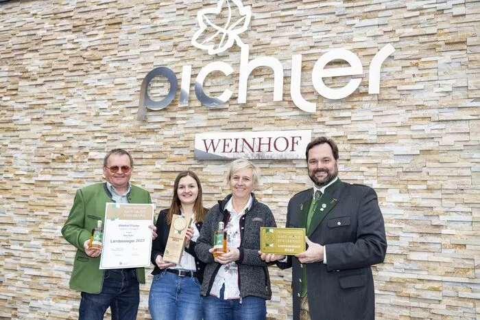 Familie Pichler vom Weinhof Pichler aus Bad Waltersdorf wurde für ihren Edelbrand (Alter Apfel holzfassgereift) ausgezeichnet.
