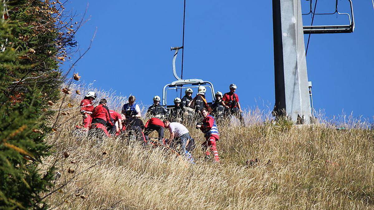 Zwei Personen mussten aus dem Sessellift gerettet werden