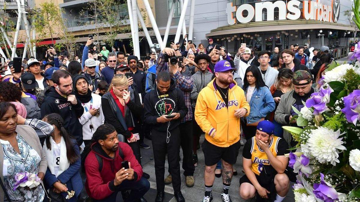 Wenige Stunden nach dem Unglück versammelten sich Fans vor dem Staples Center in Los Angeles 