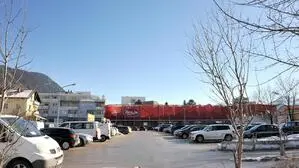 Den wichtigsten Pendler-Parkplatz, den Hervis-Parkplatz, will die Gemeinde unbedingt erhalten. Ab Herbst kostet hier das Jahres-Parkticket 500 Euro.