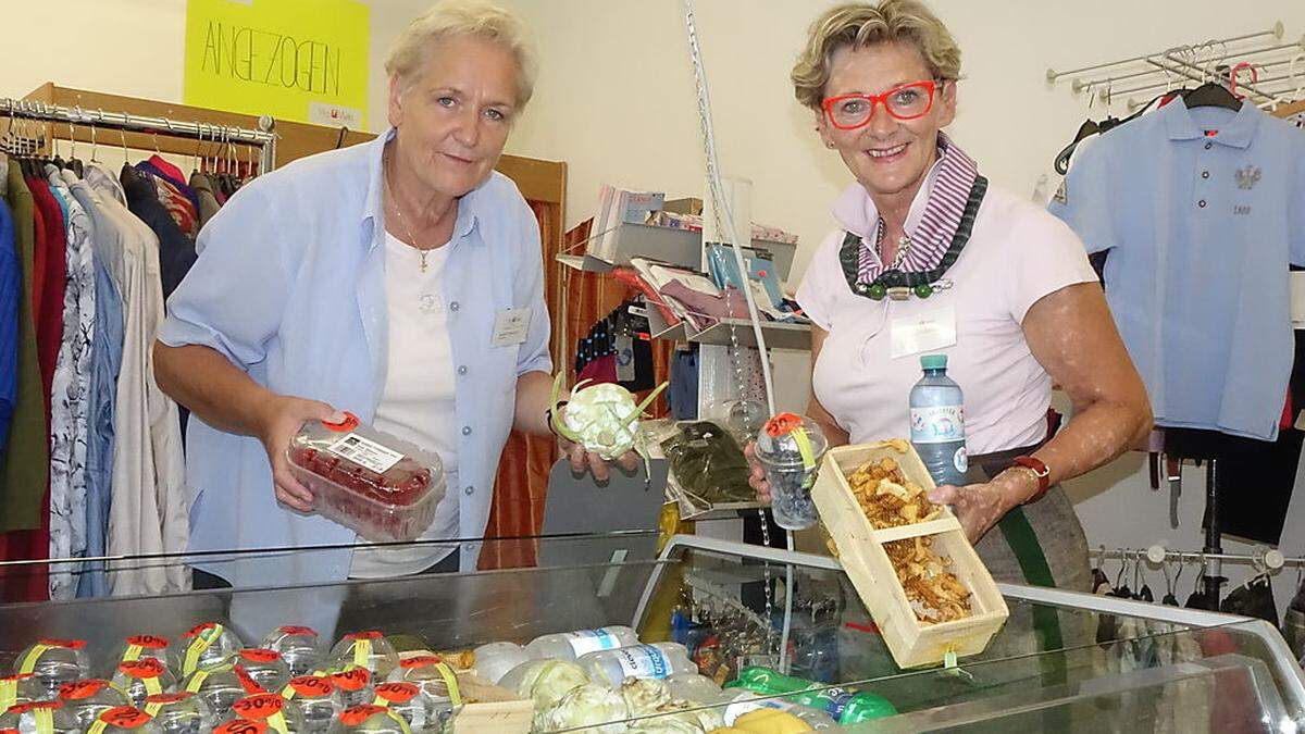 Marktleiterin Angelika Faustmann (l.) und Vereinsobfrau Lilli Kiedl räumen in diesen Tagen das Geschäft in St. Barbara ein