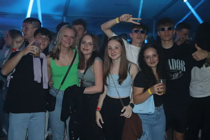 ... und immer wieder trifft man die gleichen gut gelaunten Partybesucher beim Feiern.
