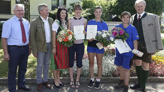 Die Siegerin Elisabeth Schweitzer (3. v. r.) mit Maria Schuiki (2. Platz) und Katharina Hanabick (3. Platz) mit Ehrengästen
