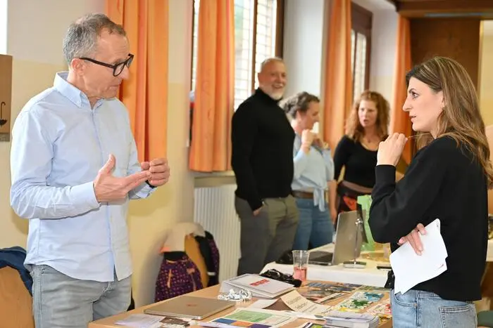 Informative Vorträge und verschiedene Workshops gaben praktische Anleitungen zur Verbesserung der eigenen Gesundheit, von Ernährungstipps bis zu Bewegungseinheiten. 