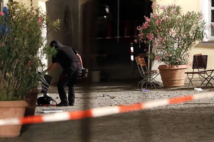Polizeiangaben zufolge waren weit verstreut Metallteile aufgefunden worden. Bei islamistischen Anschlägen im Nahen Osten werden häufig Metallteile oder Nägel zur Verstärkung der Wirkung eines Sprengsatzes benutzt.