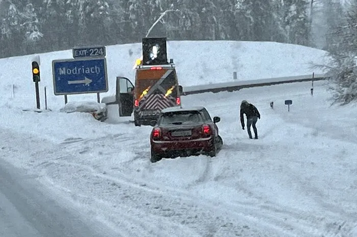 Im Bereich der Abfahrten, die nicht alle 15 Minuten geräumt werden können, sammelt sich binnen kürzester Zeit viel Schnee. "Wir müssen die Hauptverkehrswege freihalten".