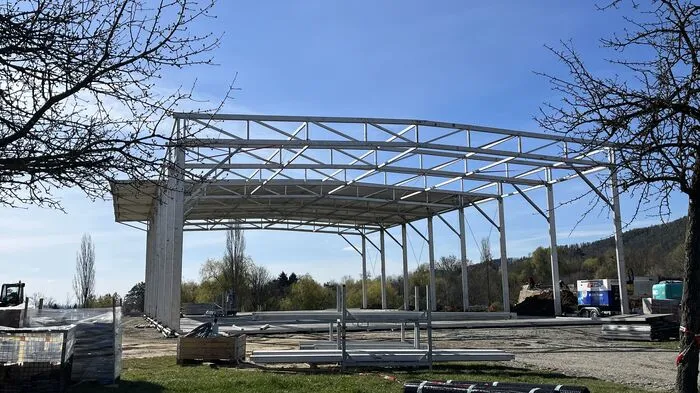 Der mobile Pavillon nimmt Form an.