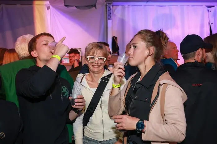 Die Kombination aus Live-Musik und DJ-Sets traf den Geschmack der hauptsächlich jungen Gäste aus Steiermark und Kärnten und sorgte für eine abwechslungsreiche Unterhaltung.