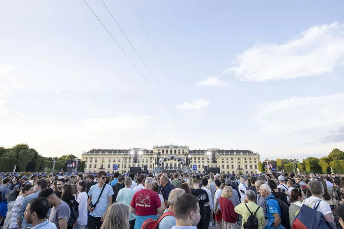 Und der Andrang war riesig, auch weil die Wiese vor der Gloriette gesperrt war