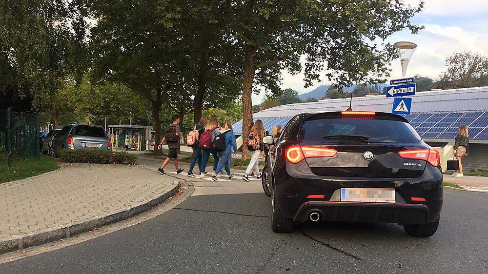 Vor dem Bundesschulzentrum treffen täglich Schüler und Autos aufeinander 