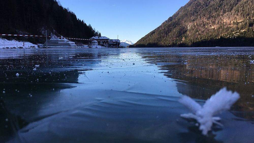Das Eis am Ostufer ist schon bis zu 17 Zentimeter dick