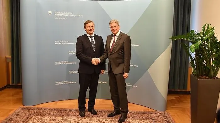 Handshake zwischen dem slowenischen Außenminister Karl Erjavec und Landeshauptmann Peter Kaiser