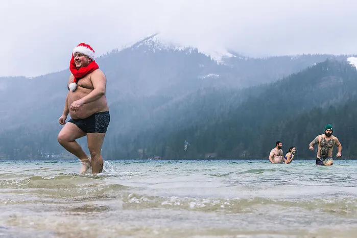 Die passende Kopfbedeckung ist beim Weihnachtsschwimmen essenziell