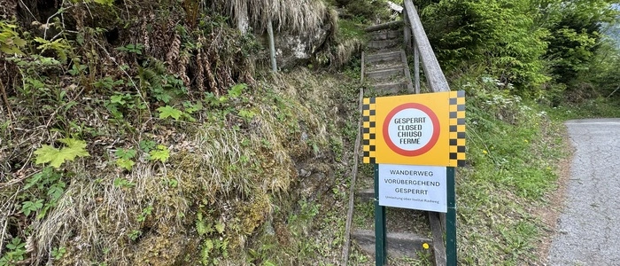 Ein Schild versperrt den Zugang zum Iseltrail
