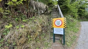 Ein Schild versperrt den Zugang zum Iseltrail