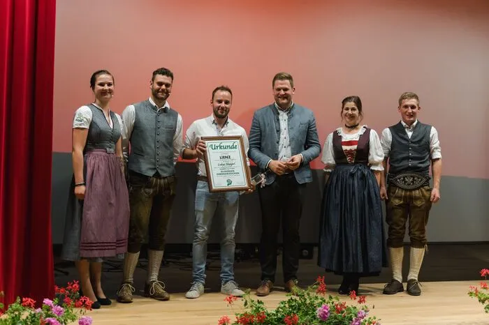 Lukas Mayerl wurde mit dem silbernen Leistungsabzeichen geehrt. Weitere Bilder zum Bezirkslandjugendtag - klickt euch durch die Serien