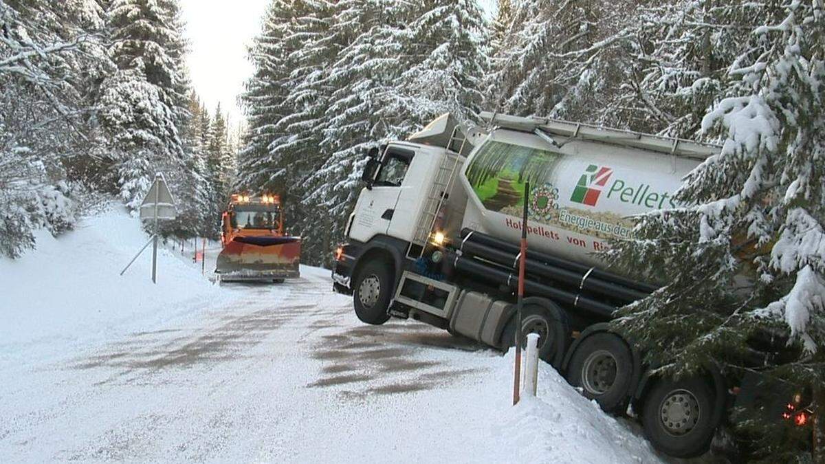 Der Fahrer sprang aus dem rutschenden Lkw