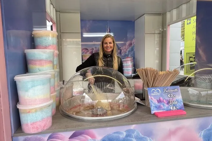 Der Geruch von Zuckerwatte zieht sich durch den gesamten Vergnügungspark. 